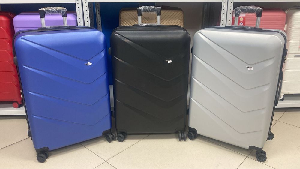 Большые чемоданы по 12000