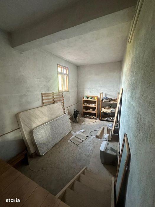 Casa/Hala 1000 mp p+1+m si cabana 130 mp, teren 977, 3 km  de Pitesti