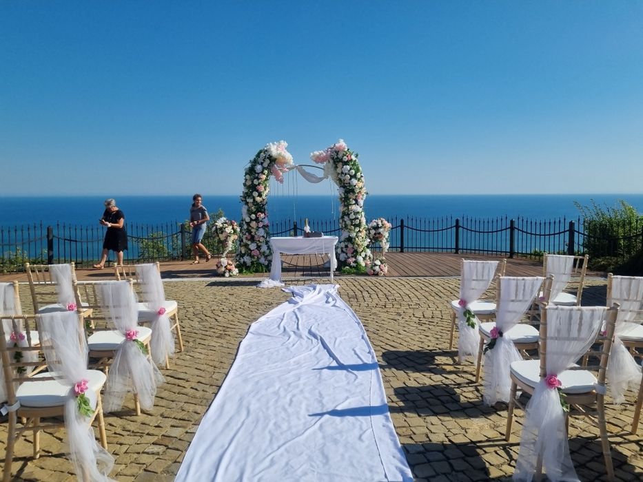 Червен килим и шатри