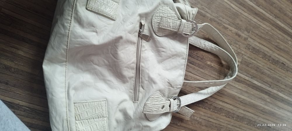 Бяла кожена чанта