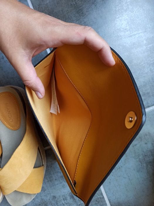 Велурени чехли с равна платформа и велурен клъч Mango