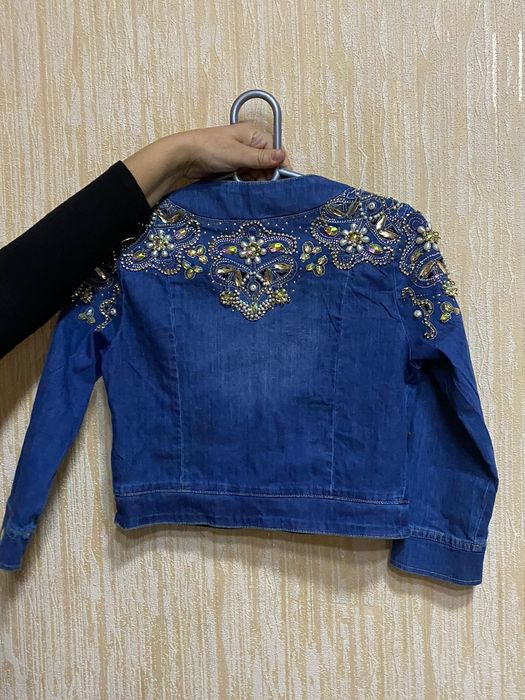 Красивый джинсовый костюм со стразами