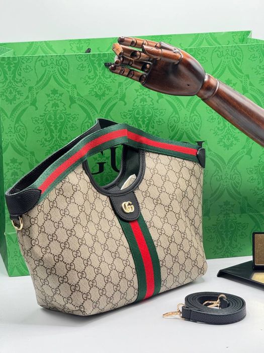Geanta Gucci noua !!! Dimensiuni 35/30 !!!