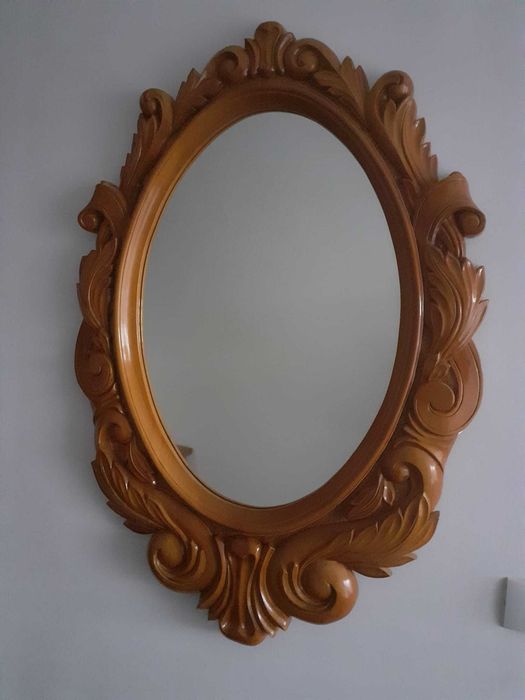 Oglindă cu ramă sculptată manual