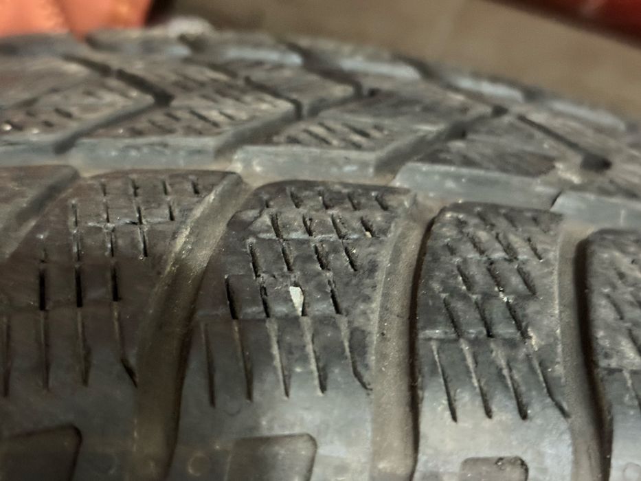 Продам 2 шины Pirelli