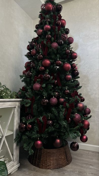 Авторская елочка,высота 2,80 м оформлена шары и банты