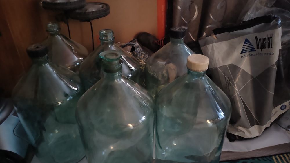 Продам бутылки 20 л