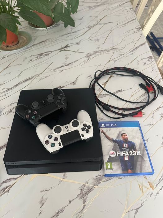 PlayStation 4 Slim 1TB.