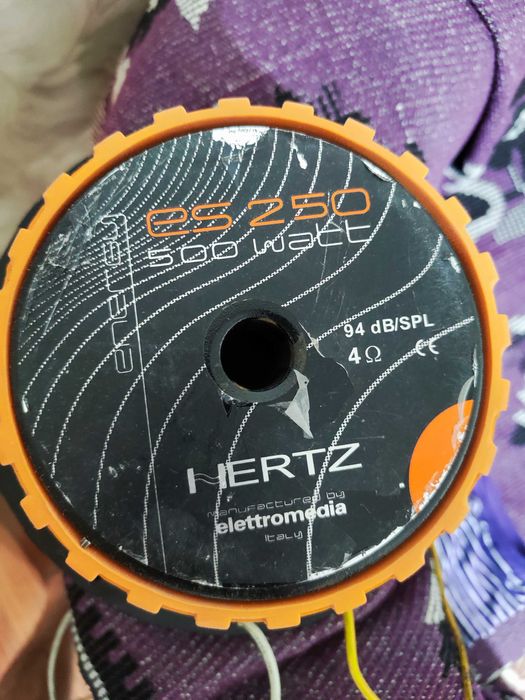 Продам сабвуфер в машину Hertz ES250
