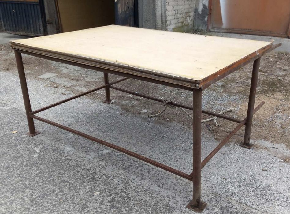 Работна маса - метална конструкция