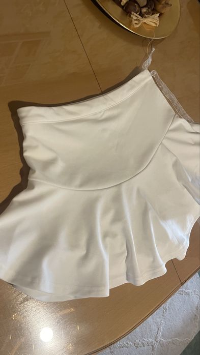 Бяла пола с къси панталонки