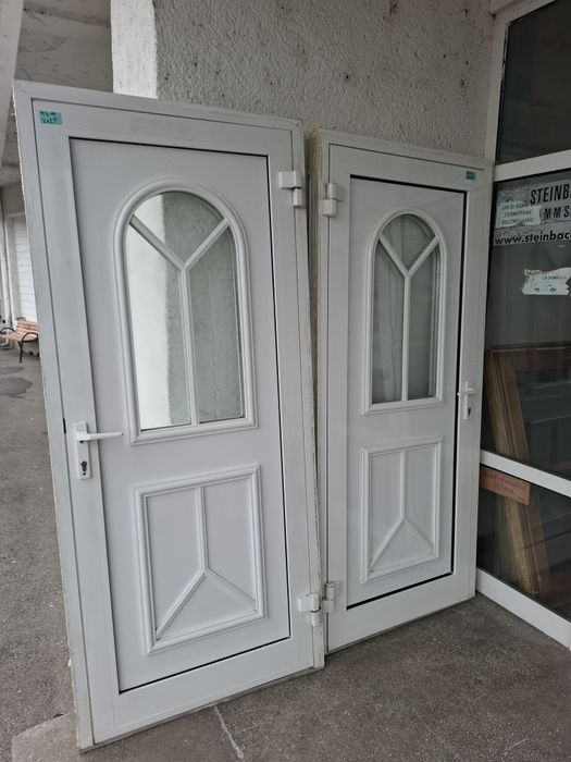 Usi exterior intrare PVC sticlă dublu termopan securizata (2 buc)