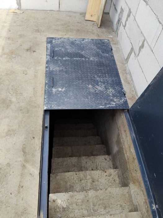 Capac metalic pentru beci gratis transportull