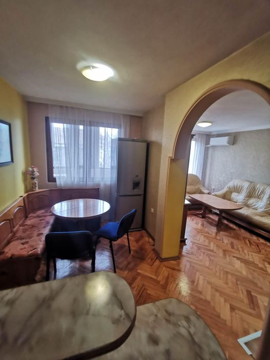 Дава се под наем Тристаен апартамент в Бургас, Център - 110 кв.м за 548.25 € - Снимка #1