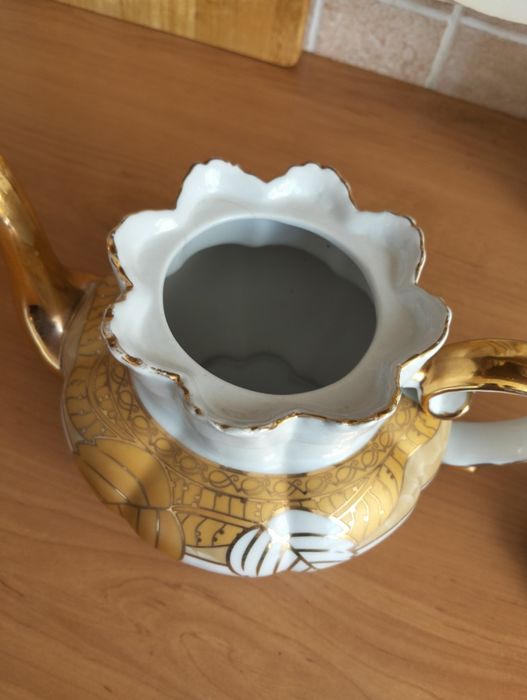 Продам заварной фарфоровый чайник.