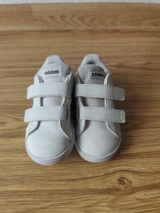 Adidasi albi  Adidas m 22