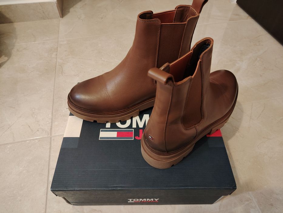 Vând ghete purtate puțin