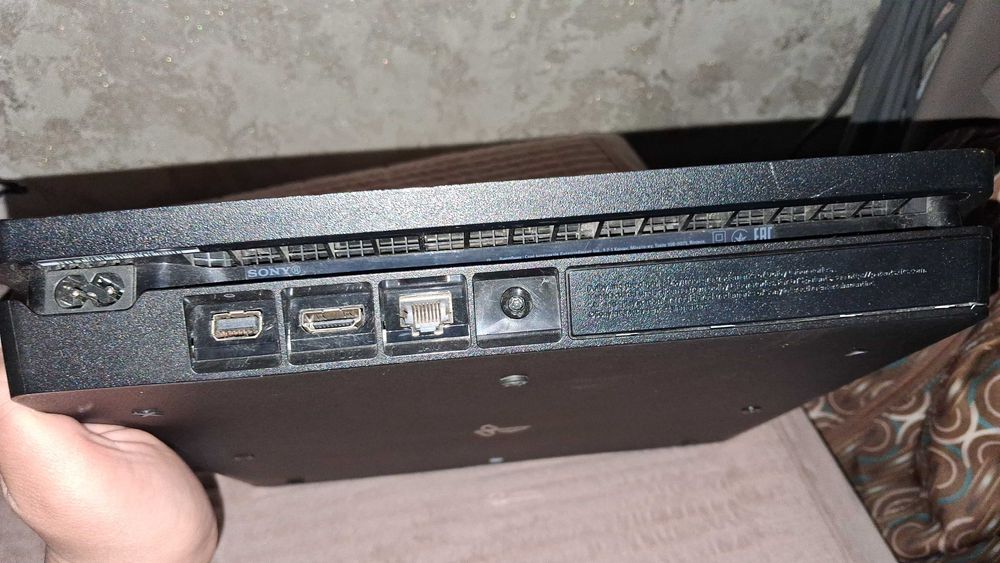 Продаю пс4 слим.