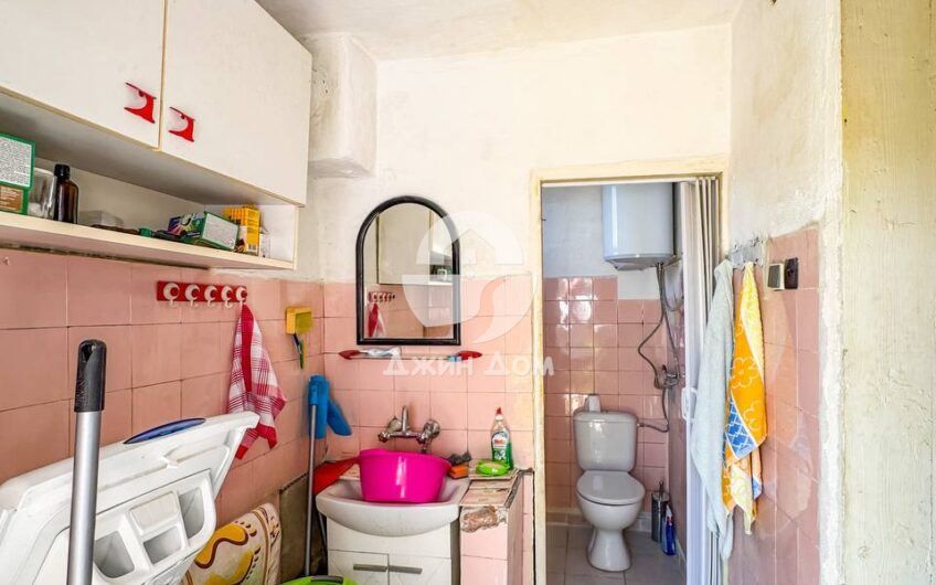 Двуетажна къща с двор в гр. Средец