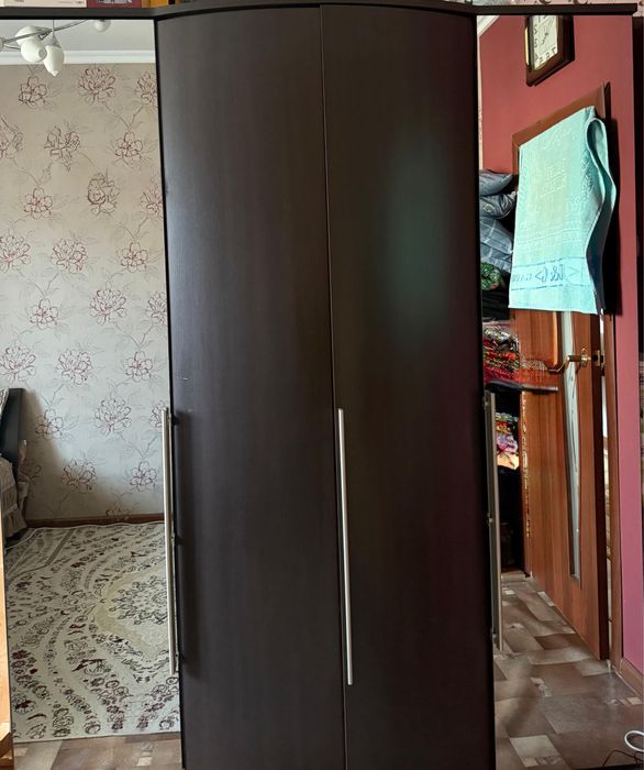 Шифоньер. 4 отдела.