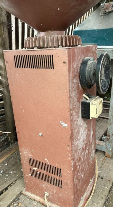 Moară electrică pentru cereale(sau măcinător de furaje)