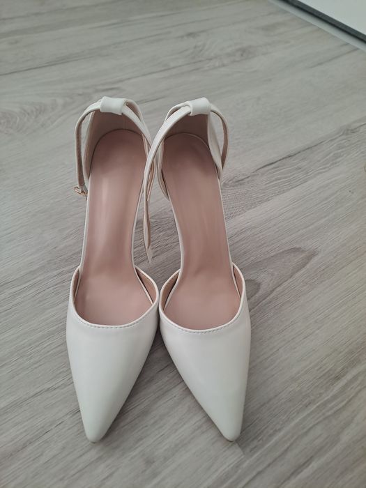 Дамски токчета(бели)