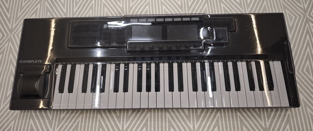 Native Instruments Kontrol S49 MK2 с дексейвером