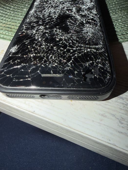 Продавам Айфон СЕ 2020 за части!!