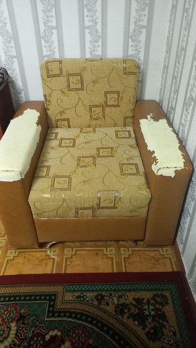 Продам диван с кресло и комод
