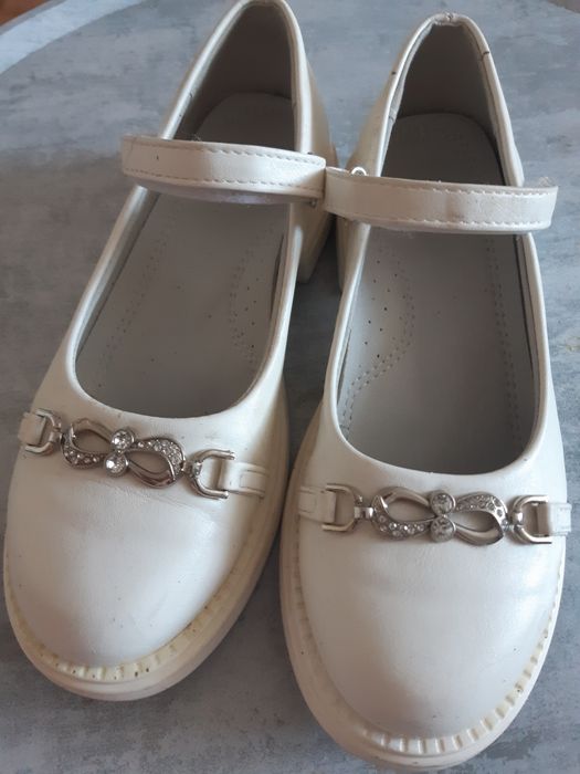 Продам белые туфли 35р