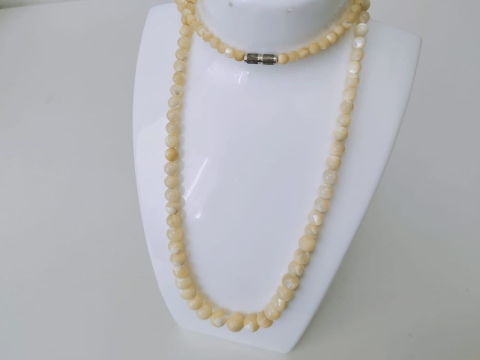 Vechi colier, anii 1920-'30, cu margele din sidef