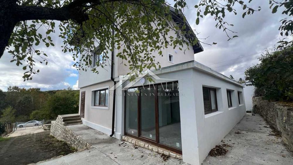 Просторна триетажна къща с парцел в село Осеново, област Варна