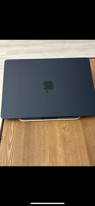 MacBook M2 Air 13 dyumli sotilmoqda.

Texnik xususiyatlari: 8GB RAM /