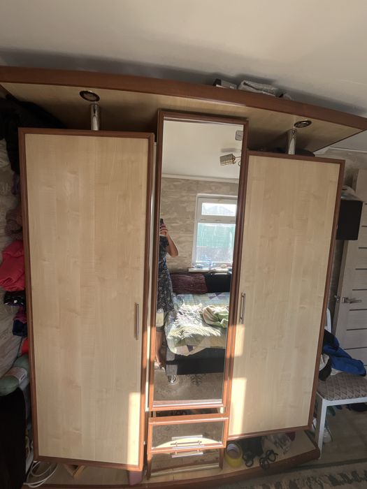 Шифонер с тримя дверями,дерева с зеркалом в рамке ,связи перездом ,нов