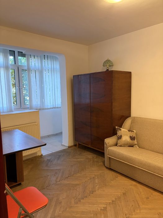 Apartament semidecomandat de inchiriat cu garaj