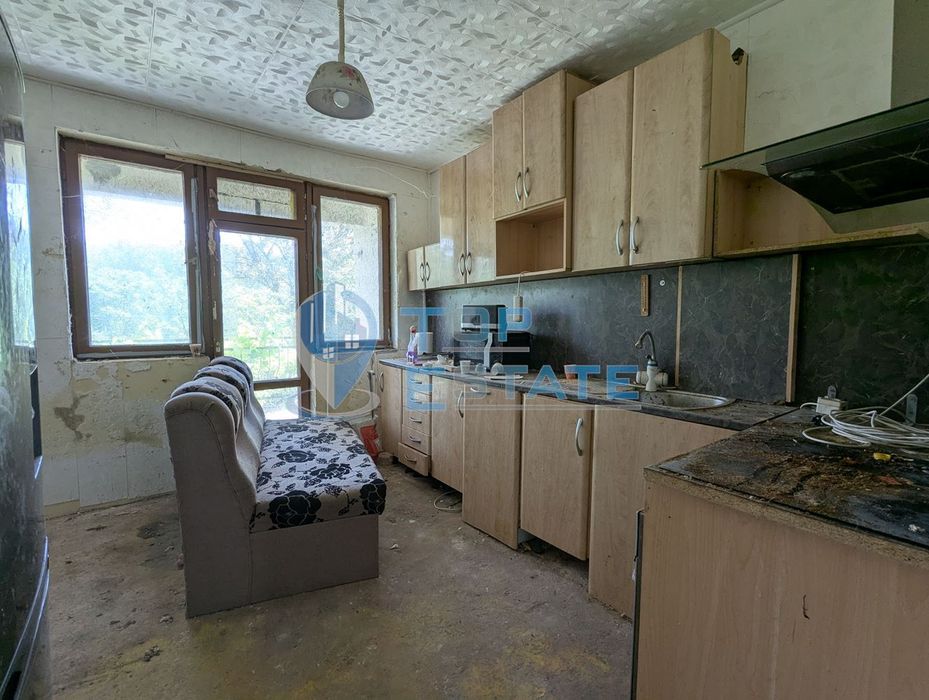 Двустаен апартамент в тухлена сграда в близост до гарата в град Страж