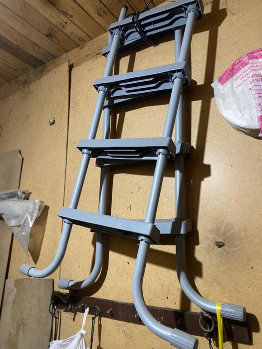 Бассейн почти новый