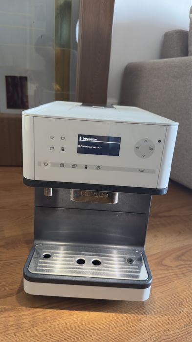 Vând espressor automat premium Miele CM 6350