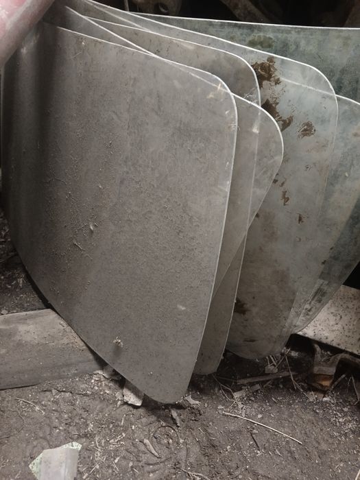 Стекла лобовые ДТ 75. На маленькую(круглую) кабину