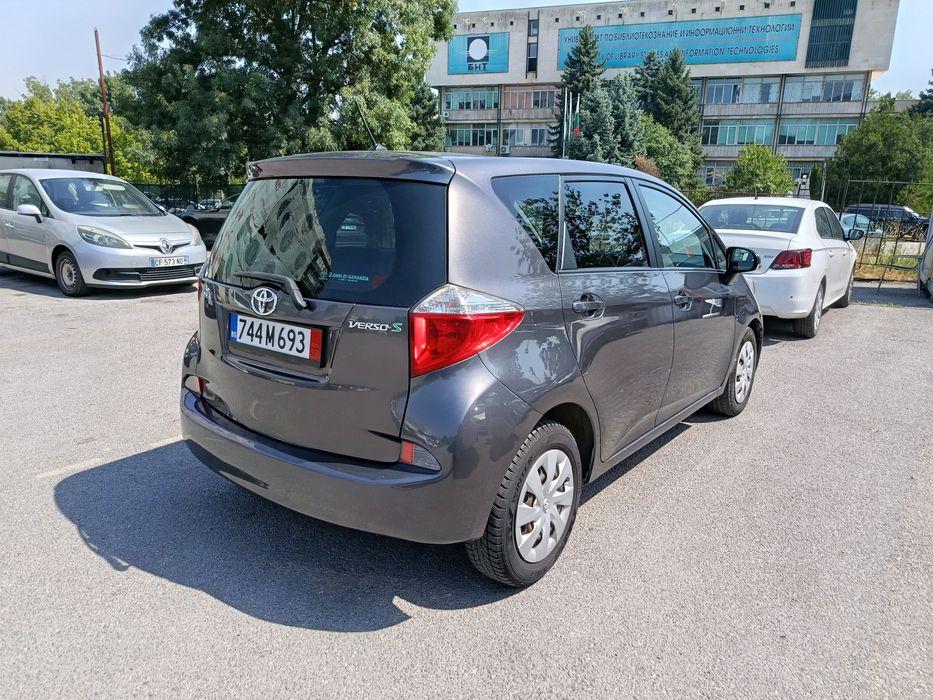 Продавам Toyota verso s
