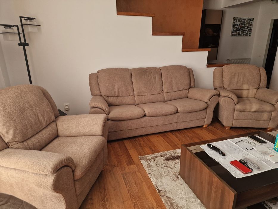 Vand  canapea extensibila si fotolii in stare foarte buna