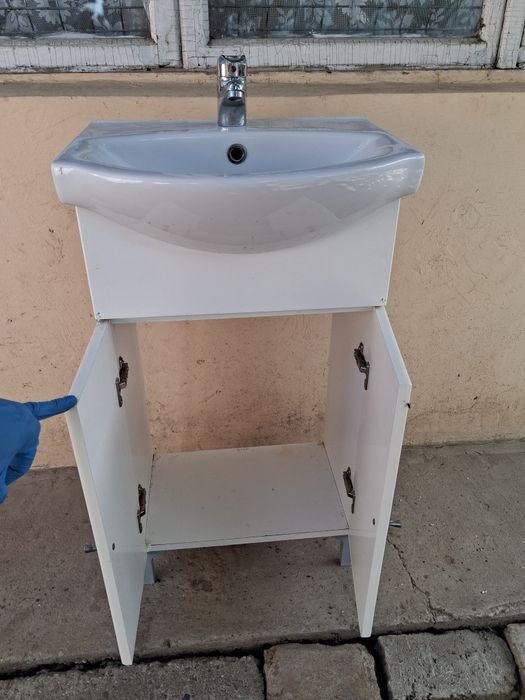Vând mască cu chiuvetă + baterie de chiuvetă, completă, în stare bună.
