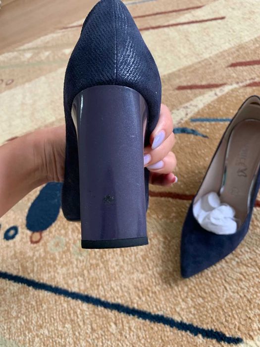 Елегантни обувки с ток CAPRICE от ЕСТЕСТВЕН велур