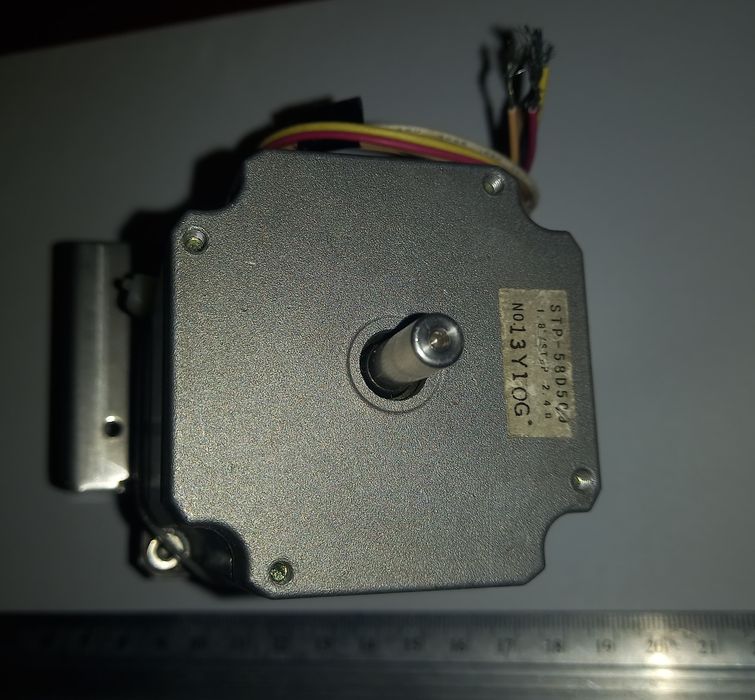 Шаговый двигатель