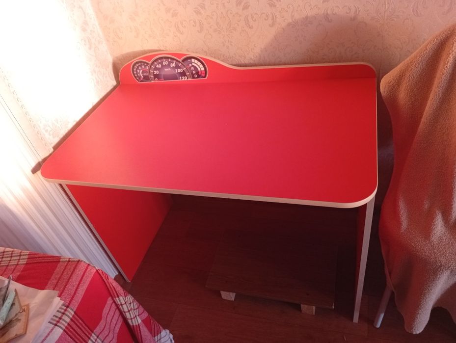 Продам детский диван . И стол