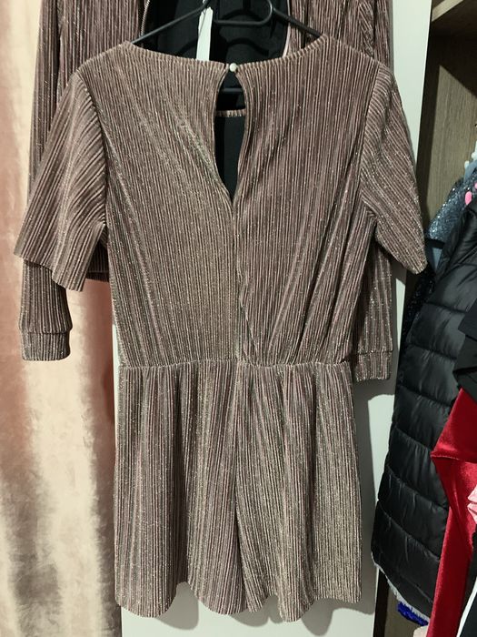 Compleu=salopeta+jacheta. Este cu maneca scurta tip pantalon.