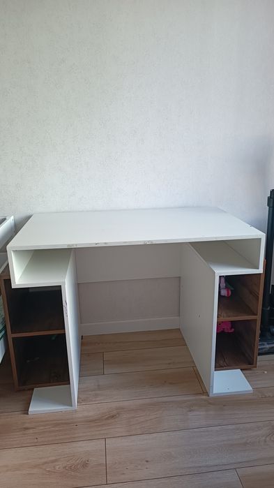 Стол для учебы в хорошем состоянии