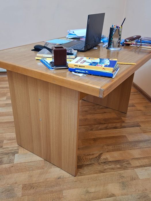 Стол небольшой..