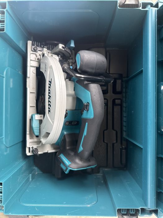 Vind  circular makita DHS680 complet la cutie