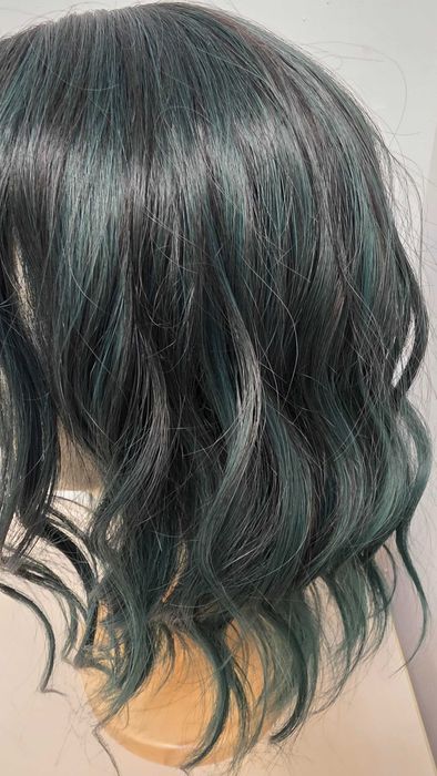 Perucă HAIRCUBE bob ondulat verde închis cu breton, sintetică